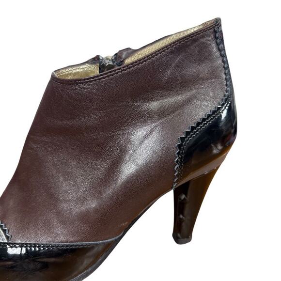 Taryn Rose Brown Black Wingtip Leather Ankle Boots Booties Heels Shoes 38.5 8.5 - Picture 10 of 16